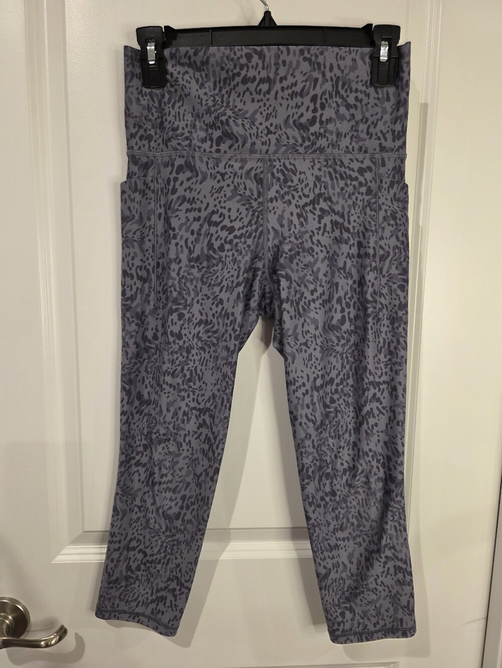 Athleta Salutation Stash Pocket Print Capri